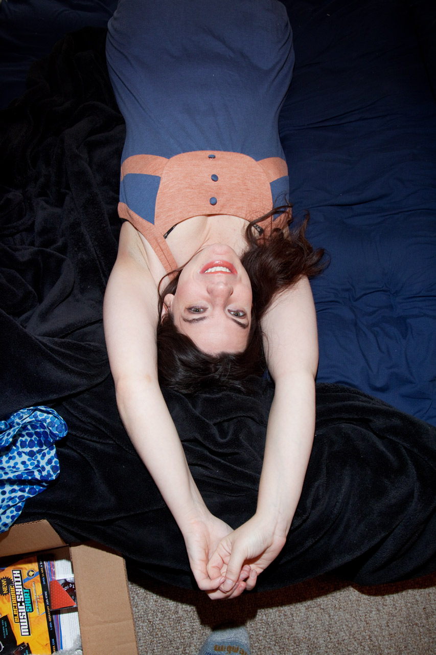 Scara Kessler in bed